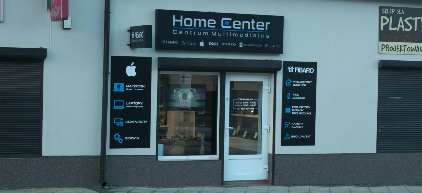 Główne wejście do sklepu Home Center z banerami reklamowymi